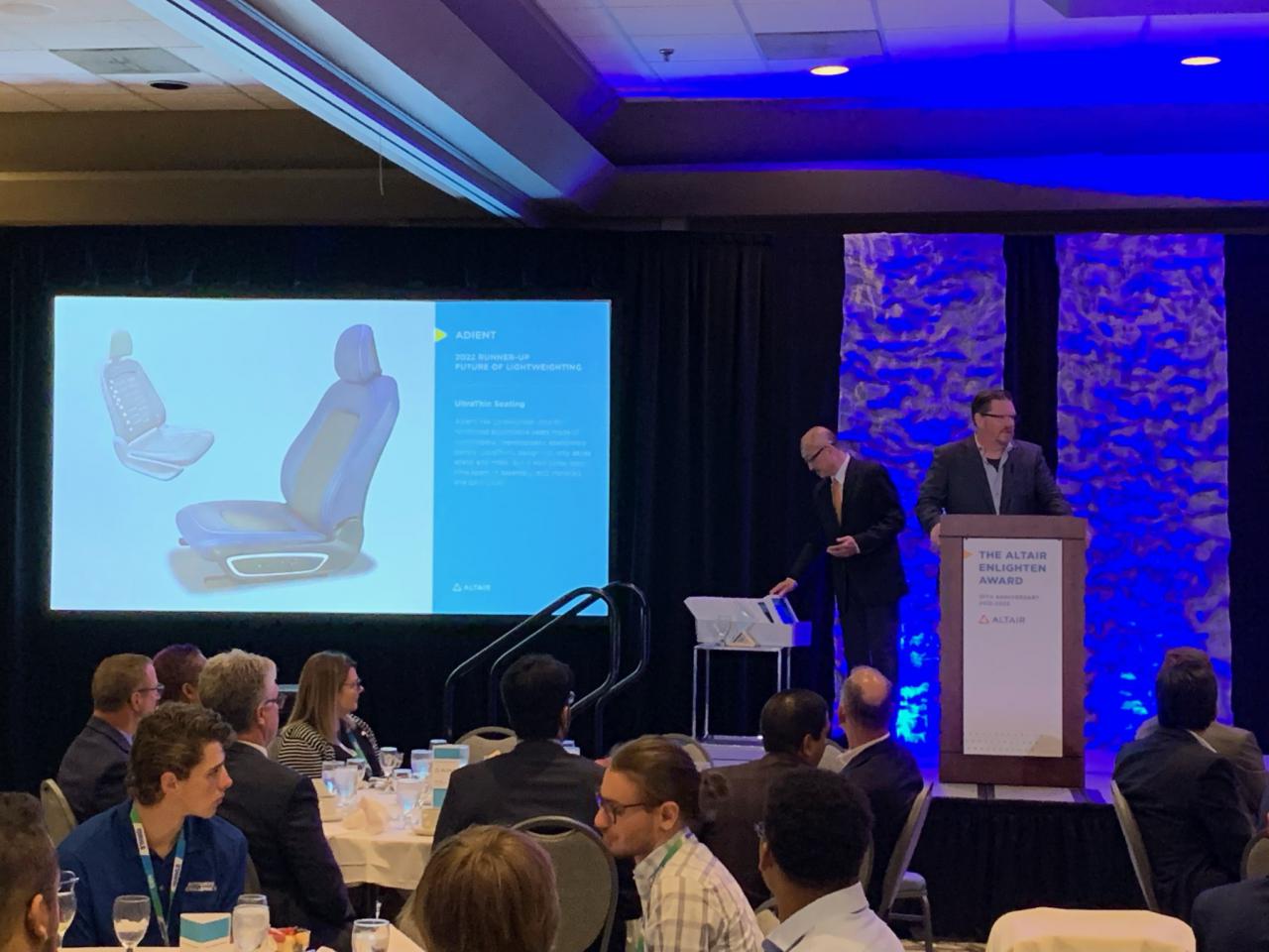 To lose weight and lose weight, what material is used in Adient’s ultra-thin seat?